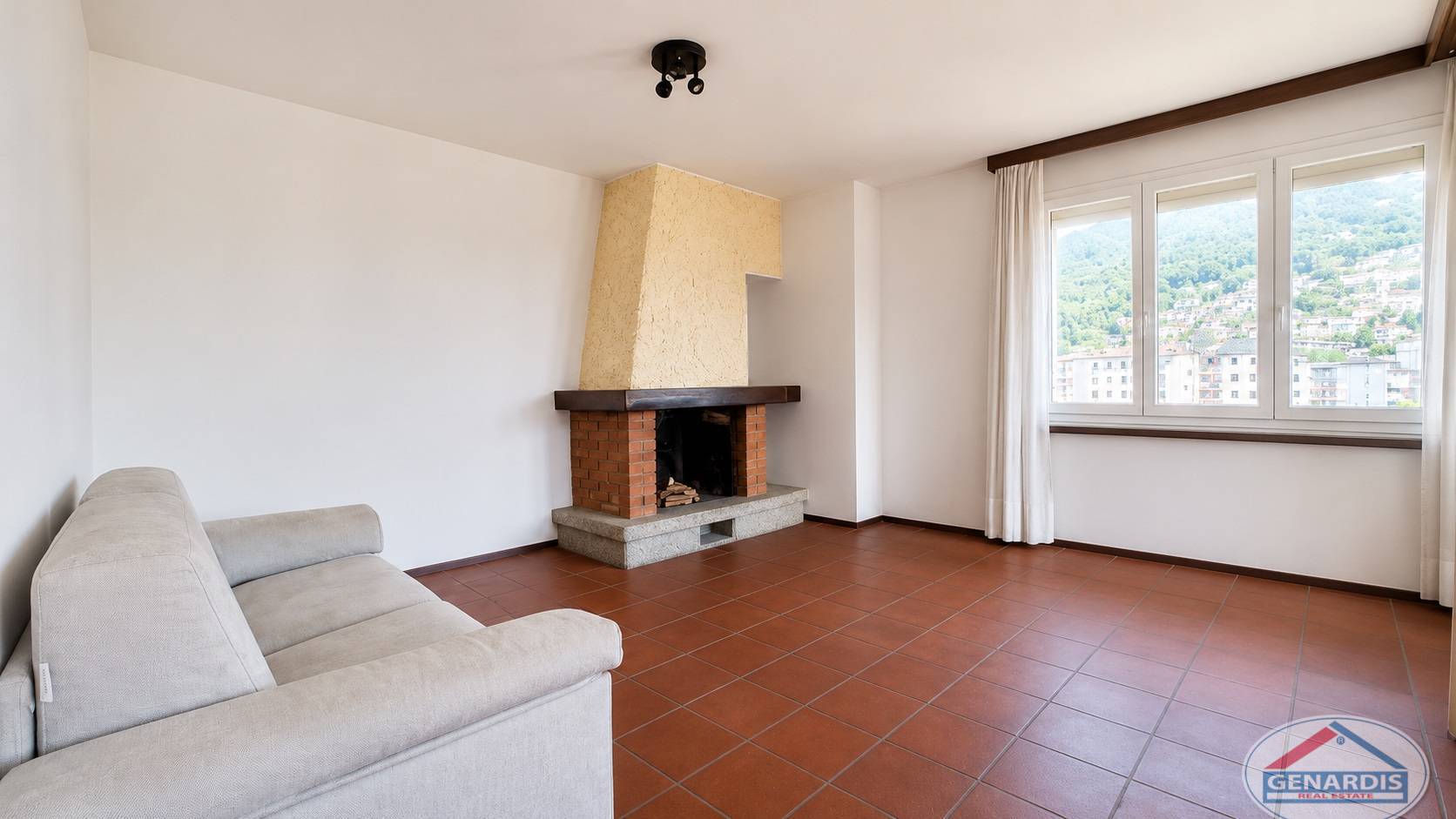 Wohnzimmer mit Kamin und Bergblick