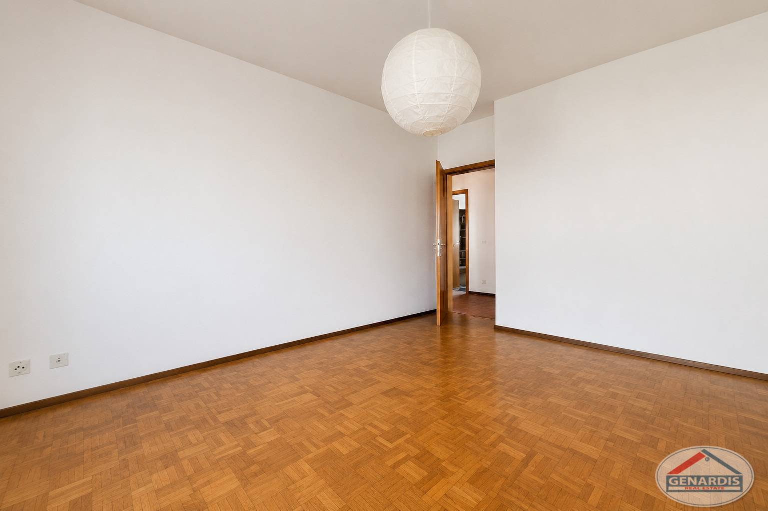 Leerer Raum mit Parkettboden
