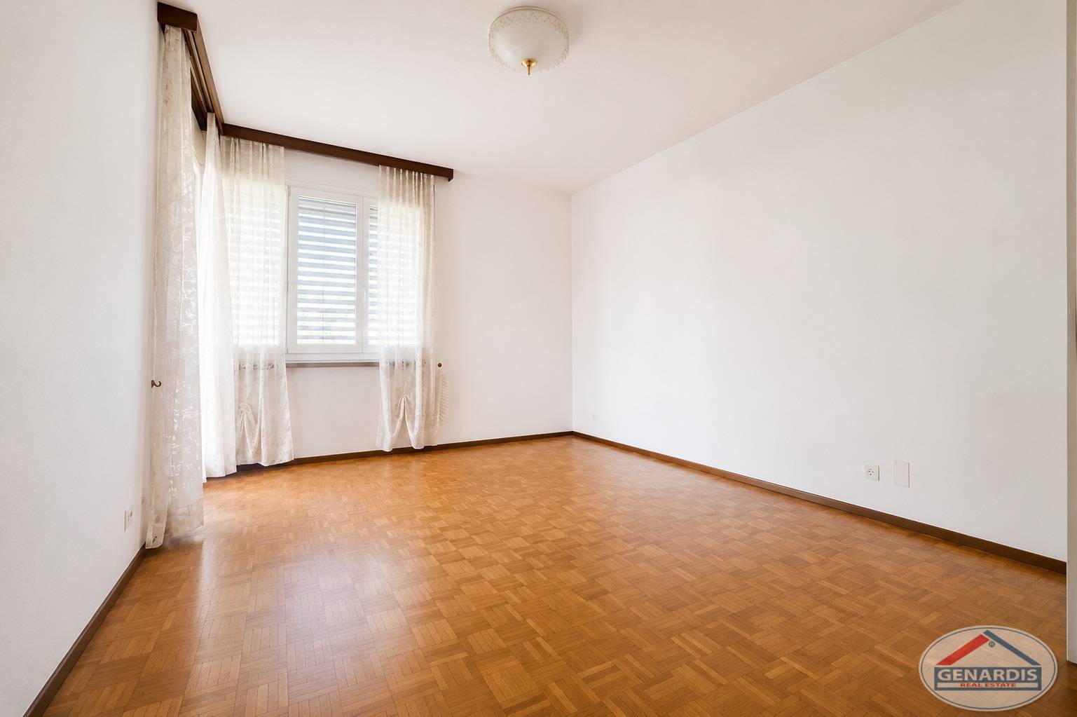 Leeres Schlafzimmer mit Parkettboden