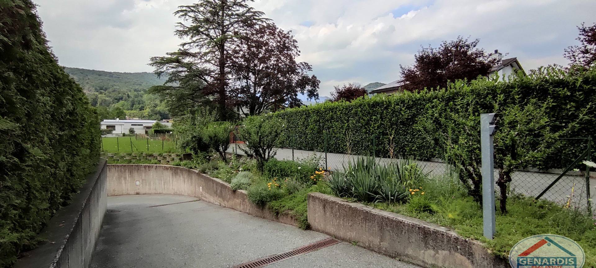 Zufahrt mit Garten und Hanglage