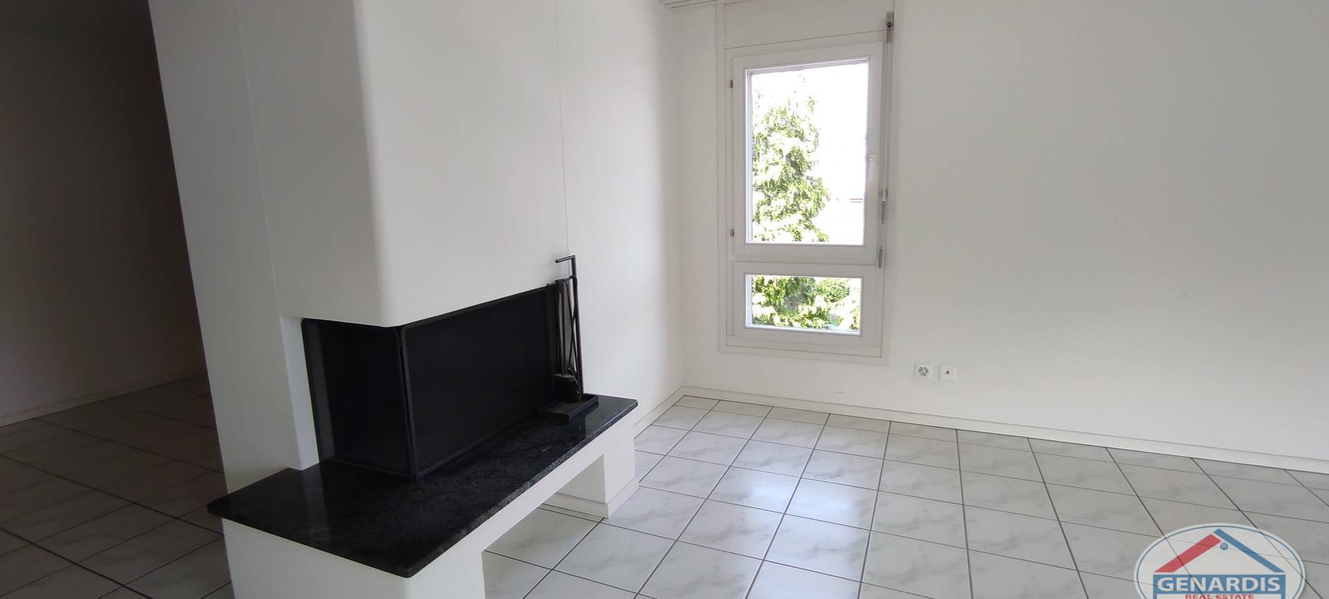Wohnraum mit Kamin und Fliesenboden