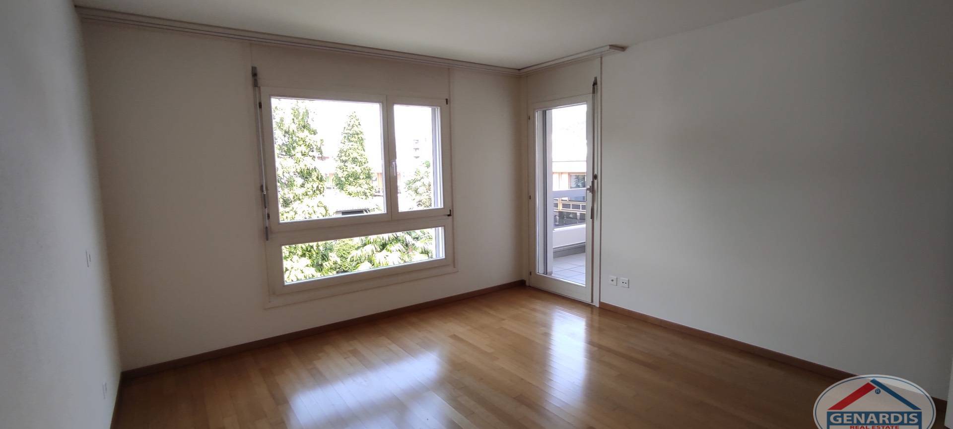 Leerer Wohnraum mit Balkonzugang
