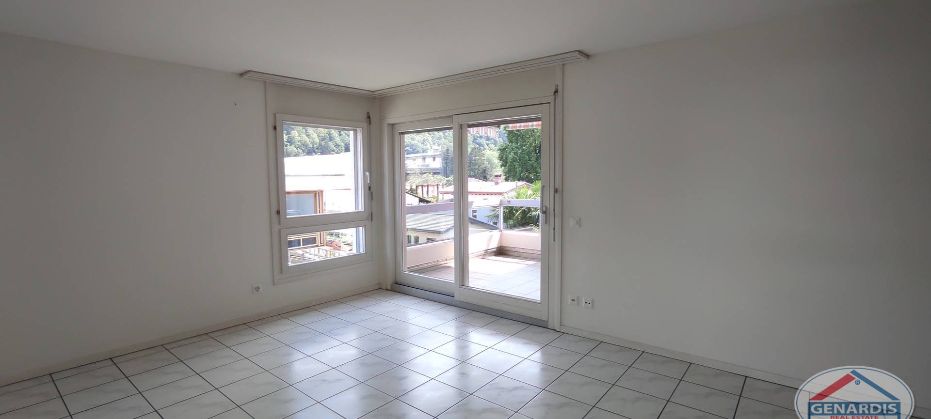 Leeres Zimmer mit Balkonzugang