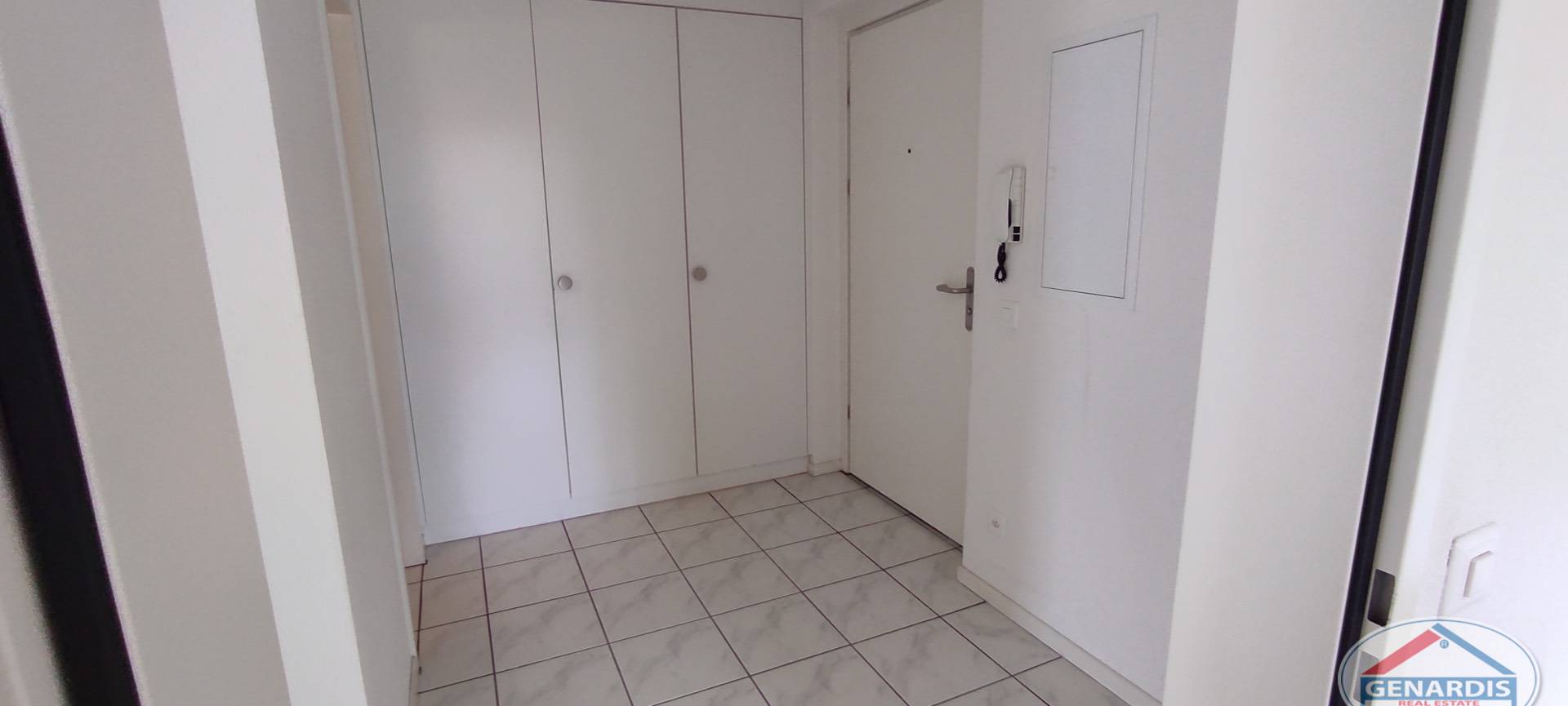 Heller Eingangsflur mit Einbauschrank