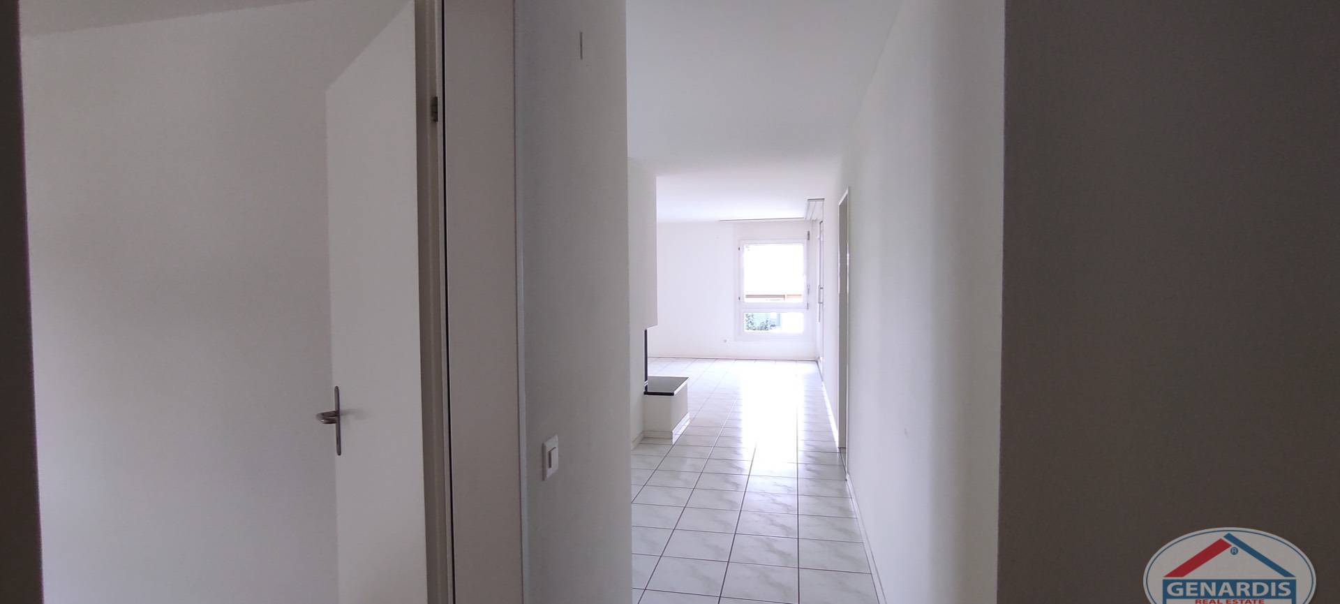 Heller Flur mit Blick in einen Wohnbereich