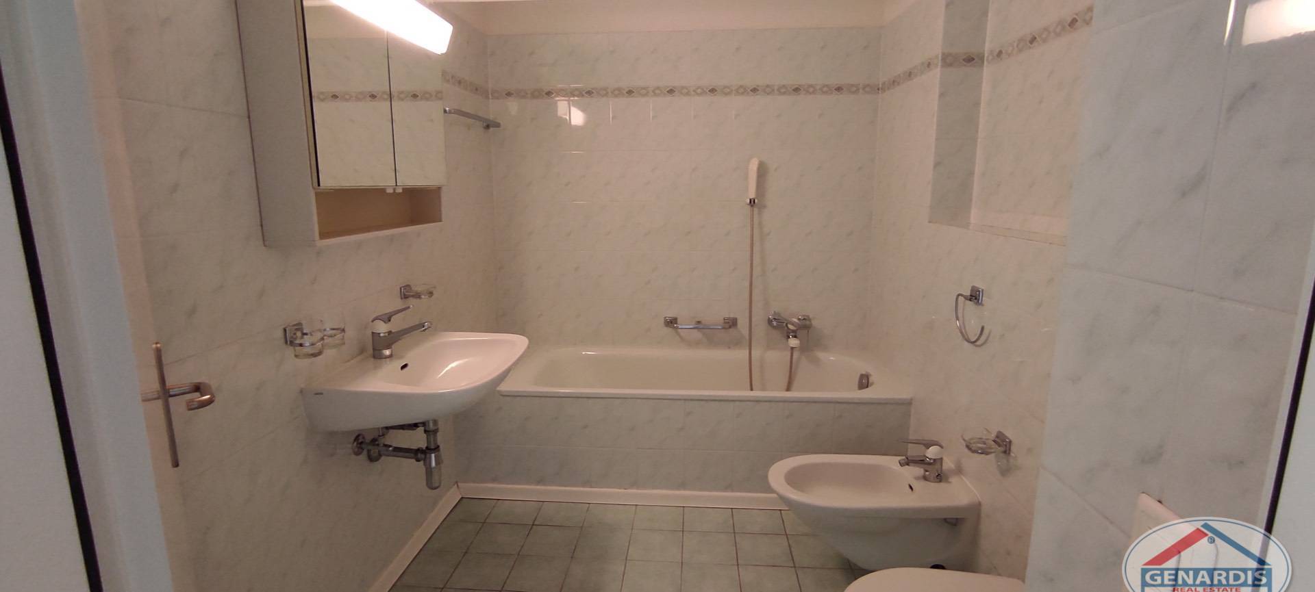 Badezimmer mit Wanne und Bidet
