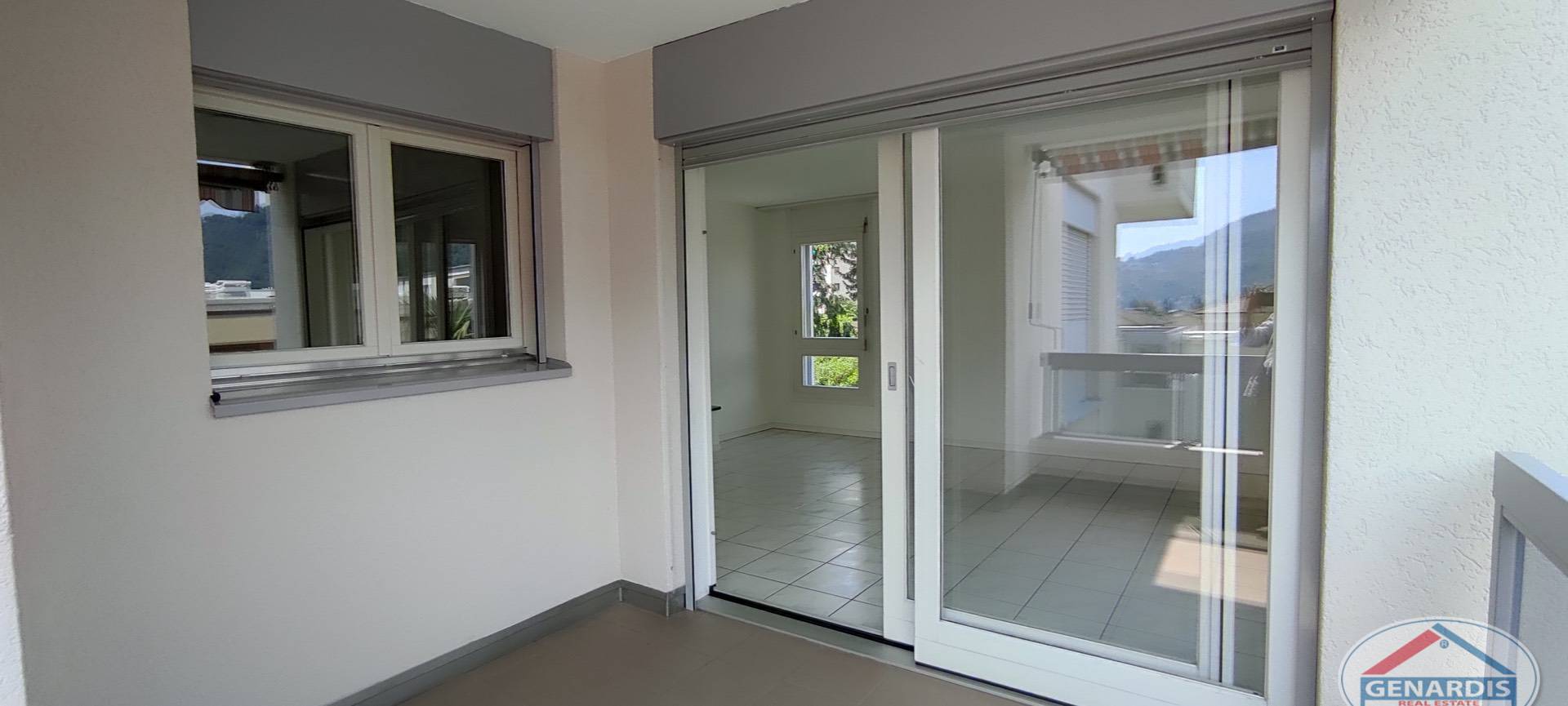 Überdachter Balkon mit Schiebetür und Ausblick