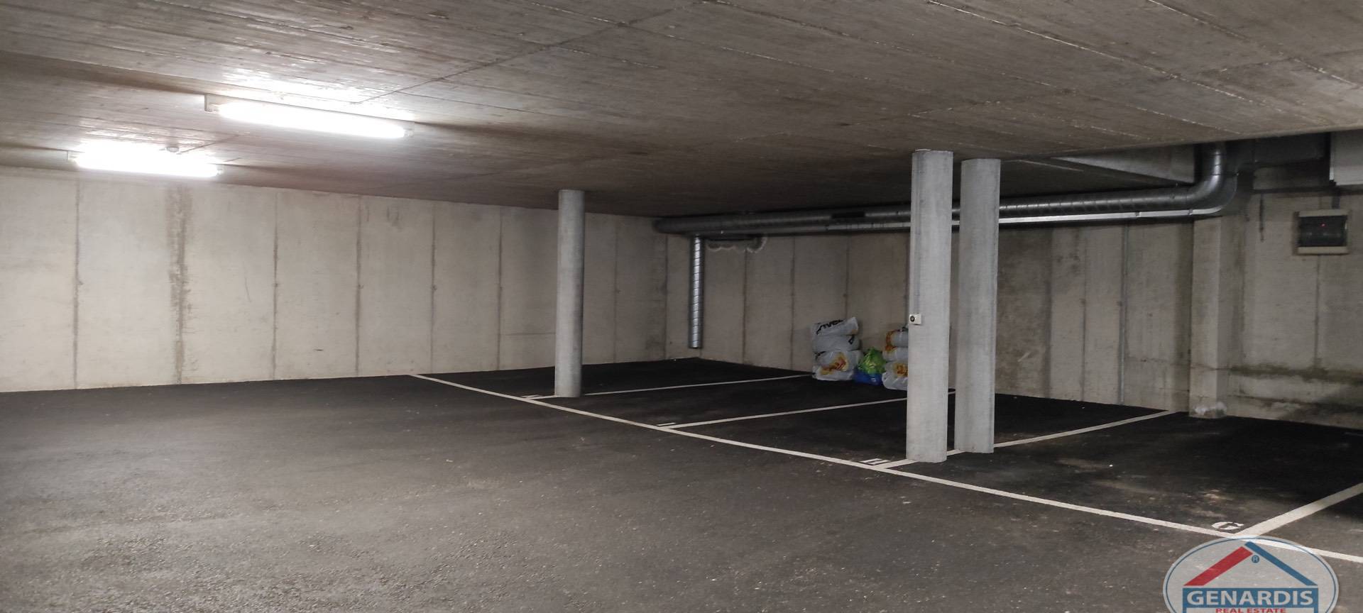 Tiefgarage mit Stellplätzen