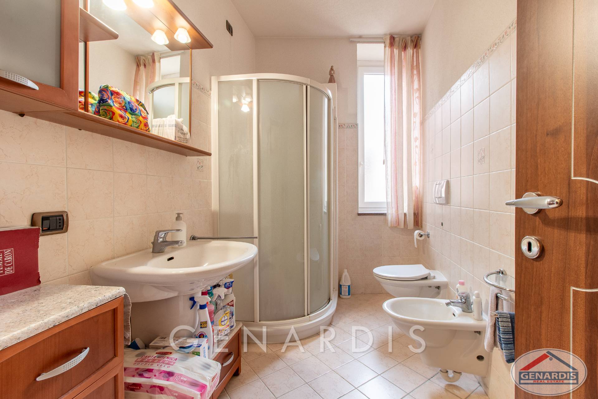 Kompaktes Badezimmer mit Dusche und Bidet