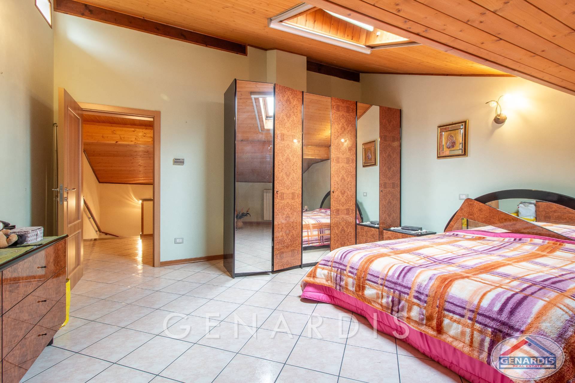 Dachgeschoss-Schlafzimmer mit Holzdecke
