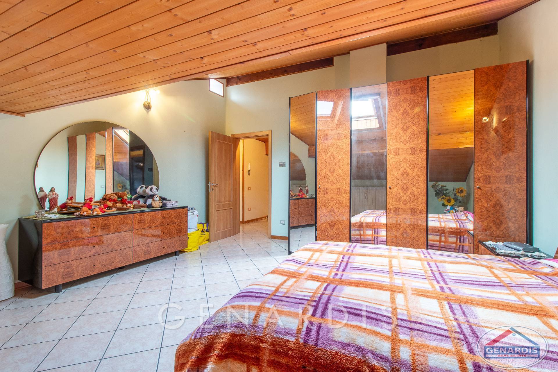 Dachgeschoss-Schlafzimmer mit Holzdecke