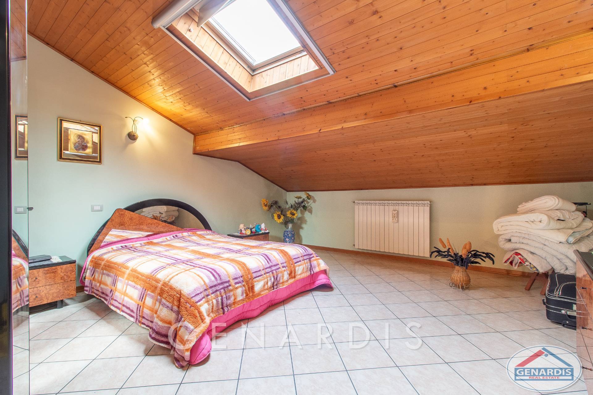 Dachgeschoss-Schlafzimmer mit Holzdecke