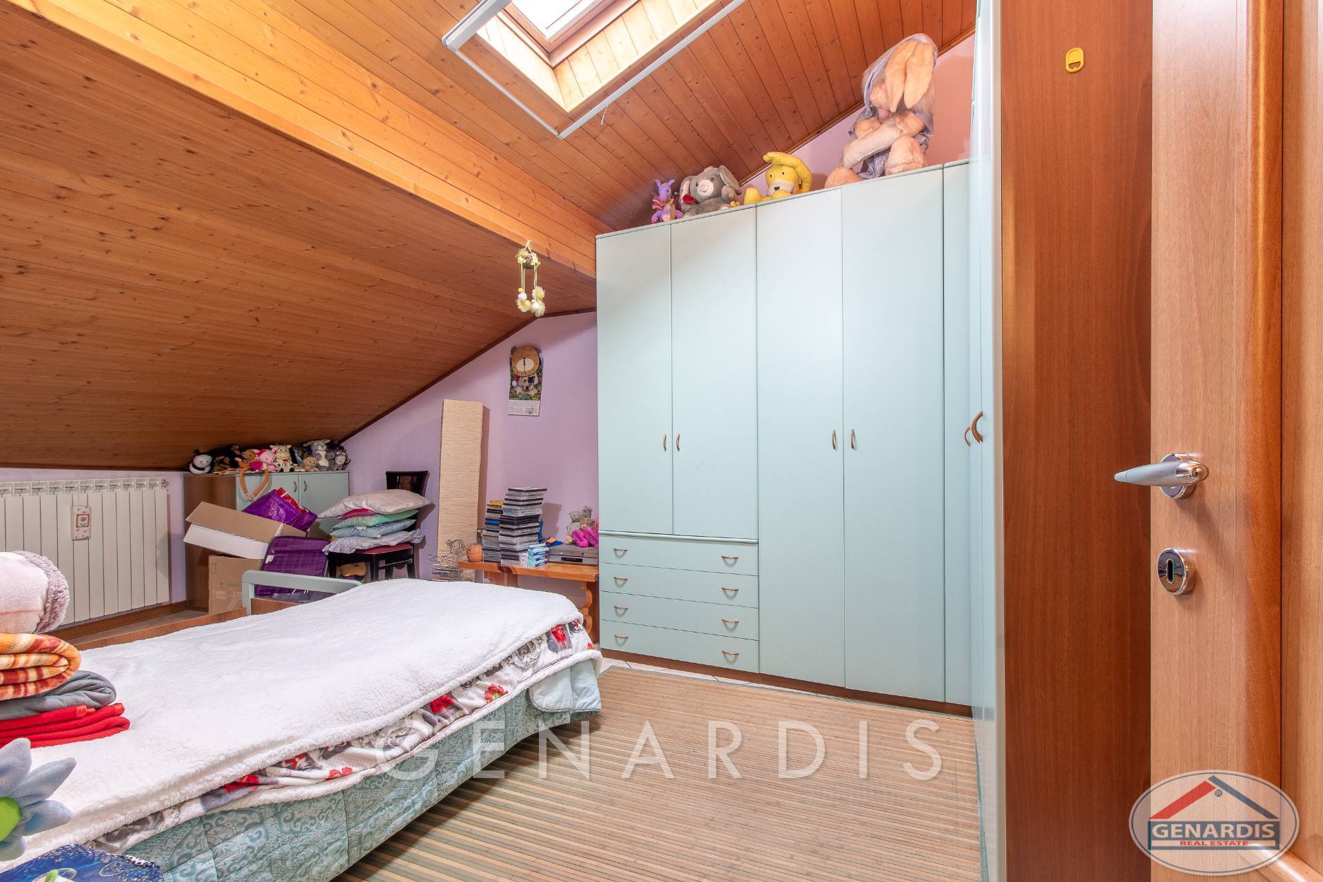 Dachgeschoss-Schlafzimmer mit Dachschräge