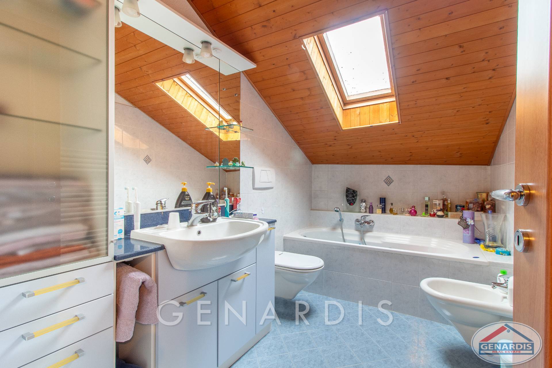 Badezimmer mit Dachschrägen und Dachfenstern