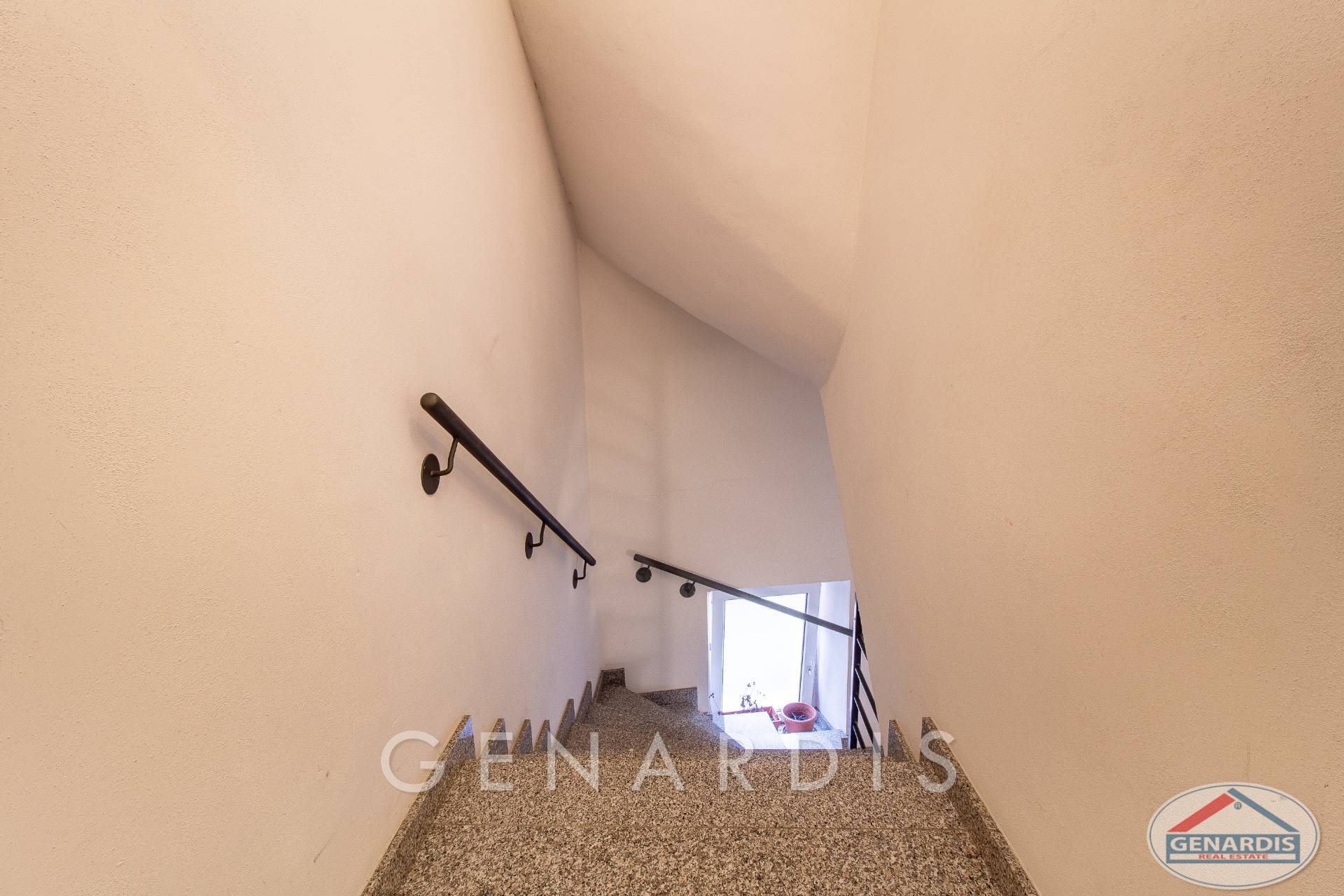 Treppenhaus mit schmaler Steintreppe