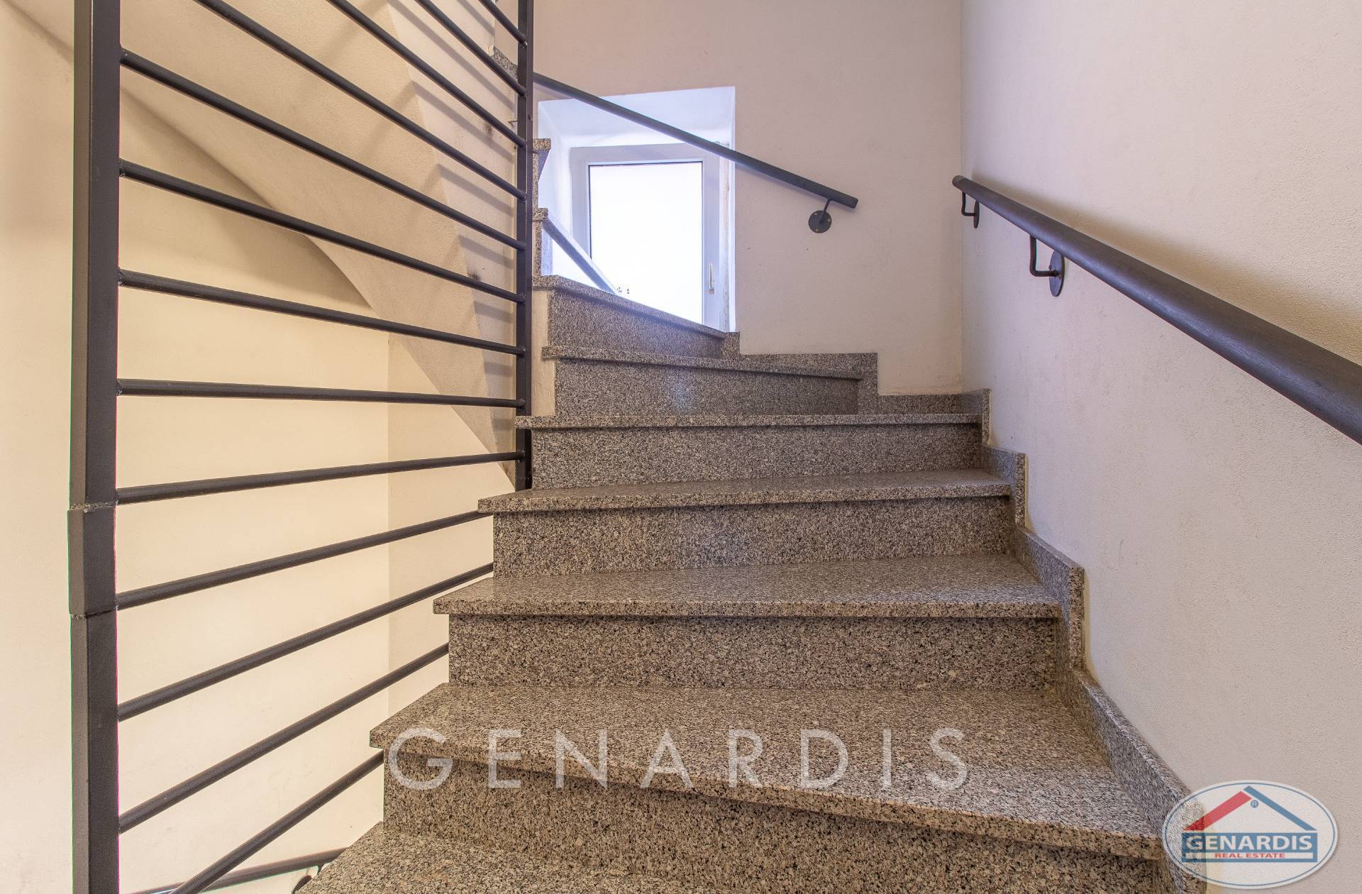 Treppenhaus mit Steintreppe