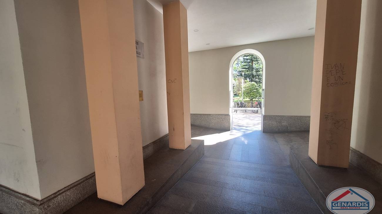 Eingangshalle mit Blick ins Freie