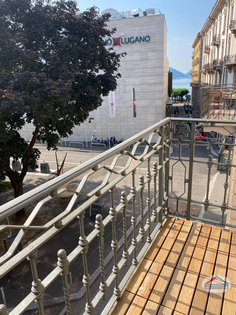 Balkon mit Stadt- und Seeblick
