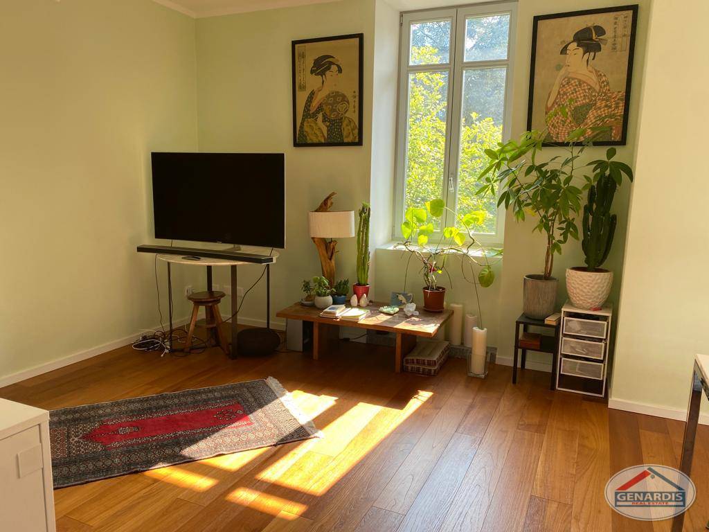 Helles Wohnzimmer mit Holzfußboden und Fensterfront