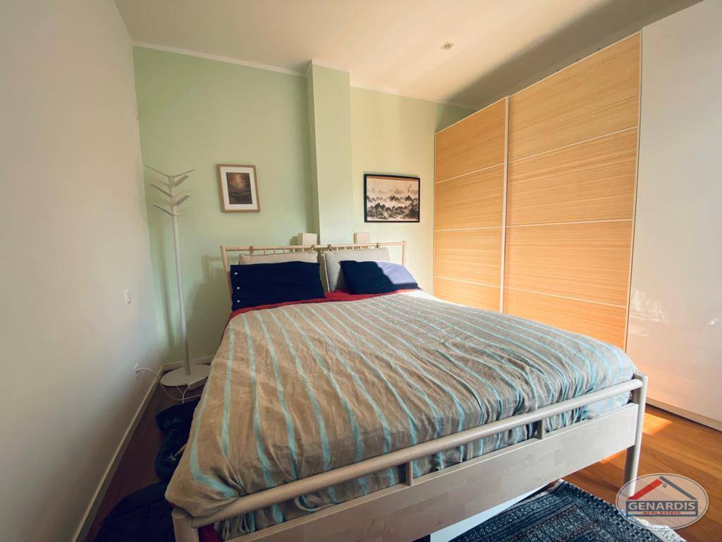 Helles Schlafzimmer mit Doppelbett und Einbauschrank
