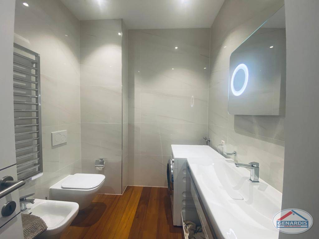 Modernes Badezimmer mit LED-Spiegelschrank