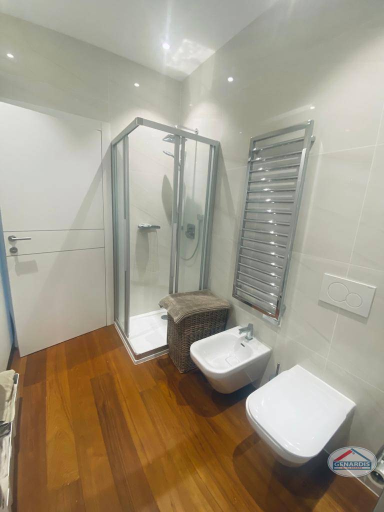 Modernes Badezimmer mit Dusche und Bidet