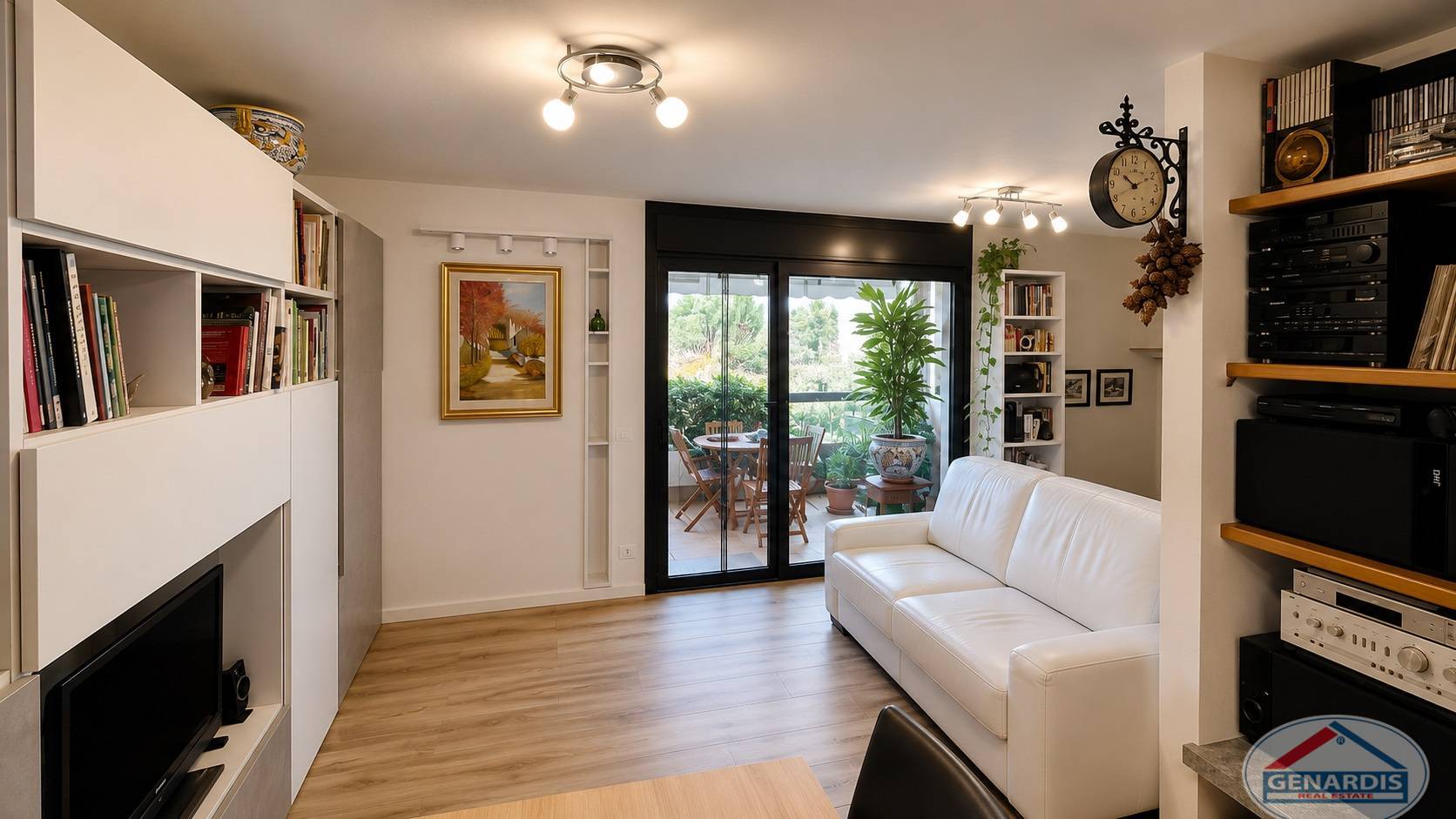 Helles Wohnzimmer mit Zugang zum Balkon