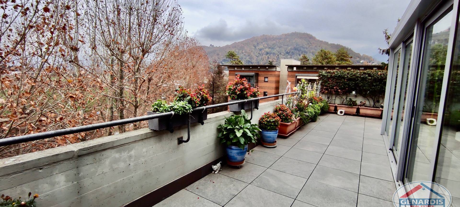 Große Dachterrasse mit Bergblick