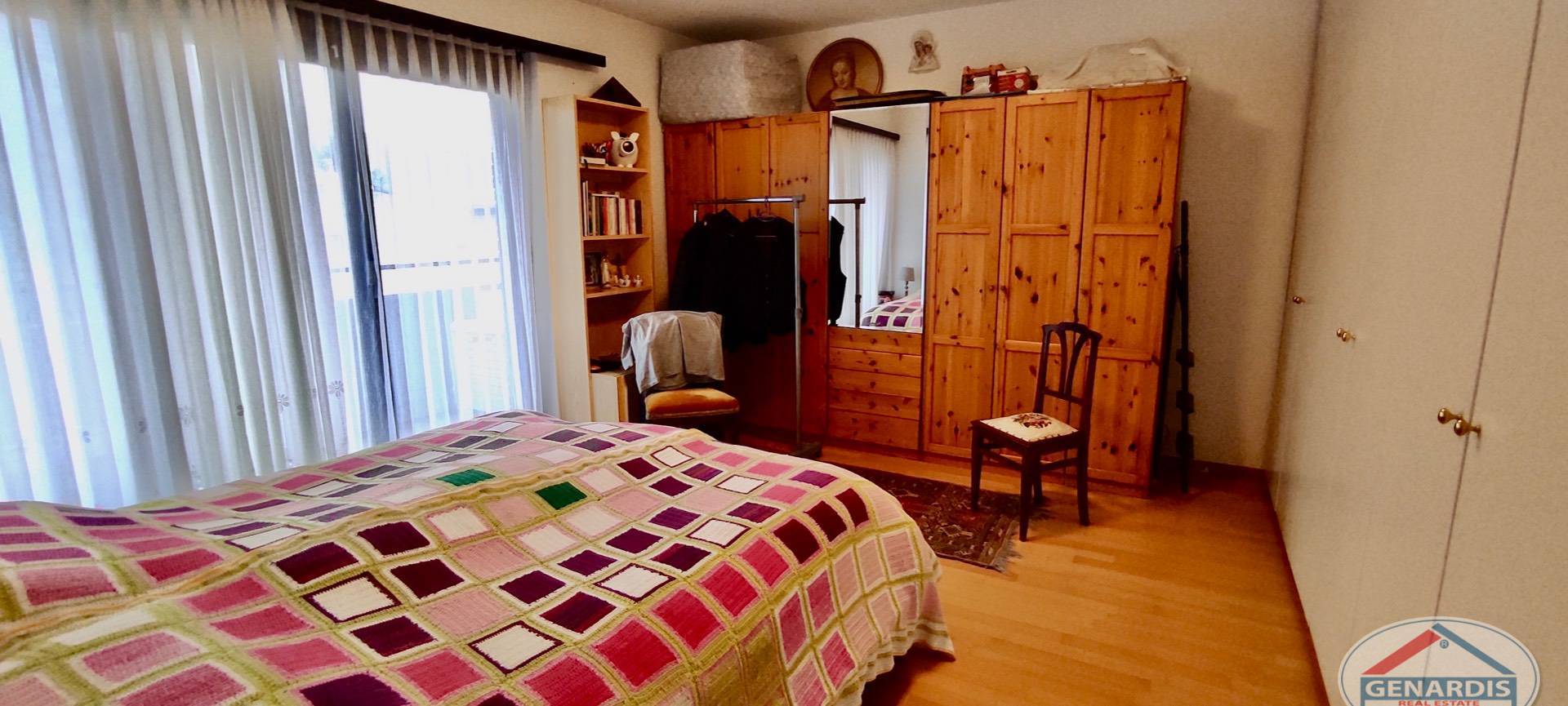 Schlafzimmer mit Holzschränken