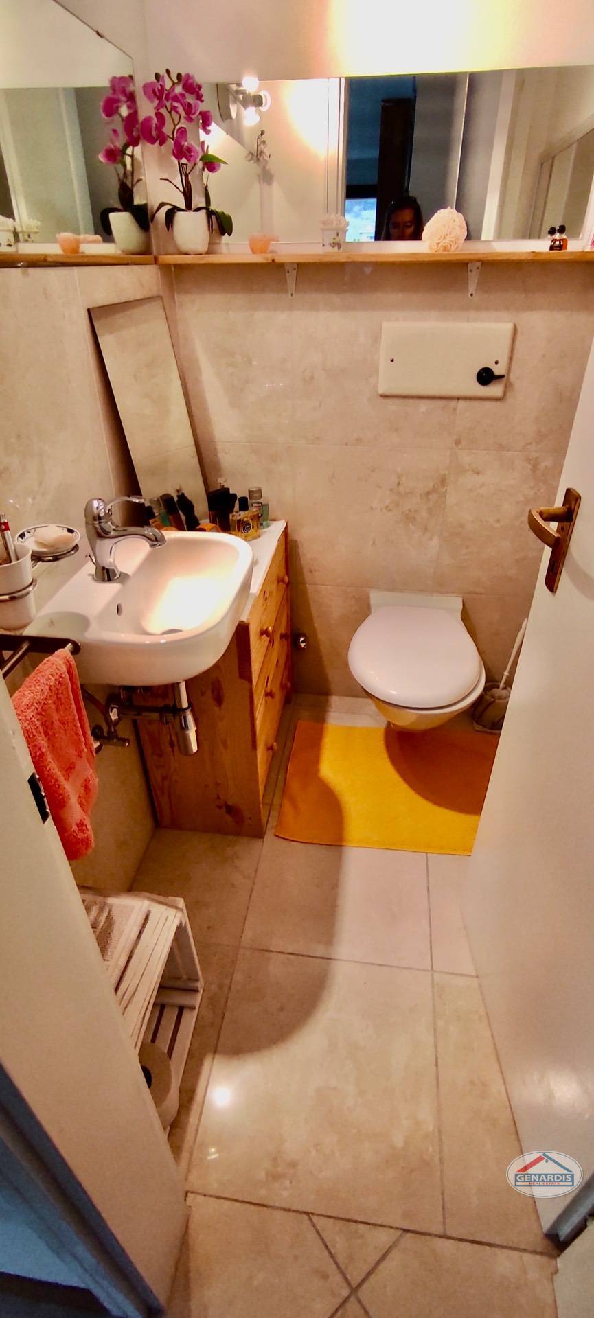 Kleines Gäste-WC mit Waschtisch und Toilette