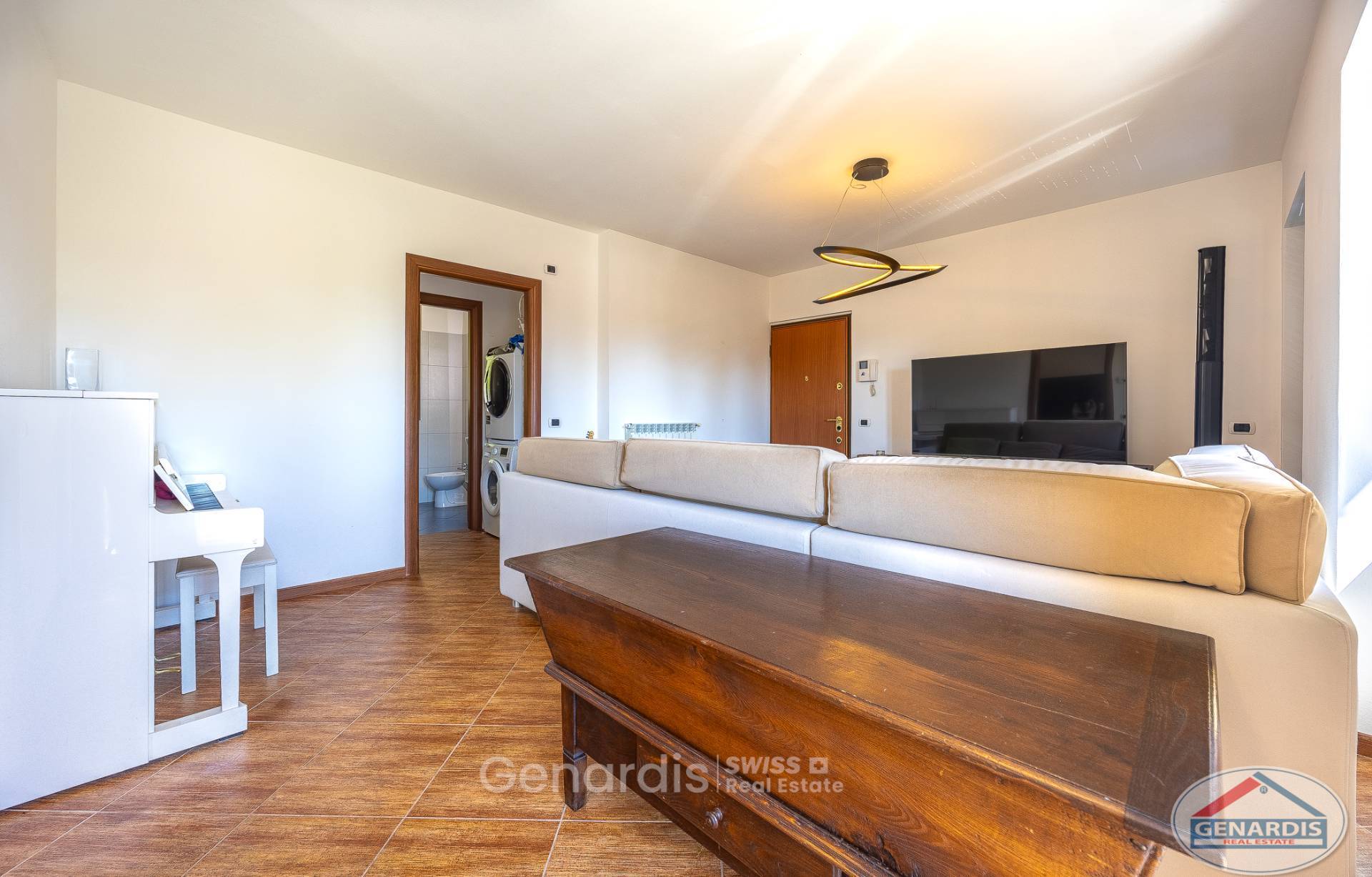 Wohnzimmer mit Zugang zu Nebenraum