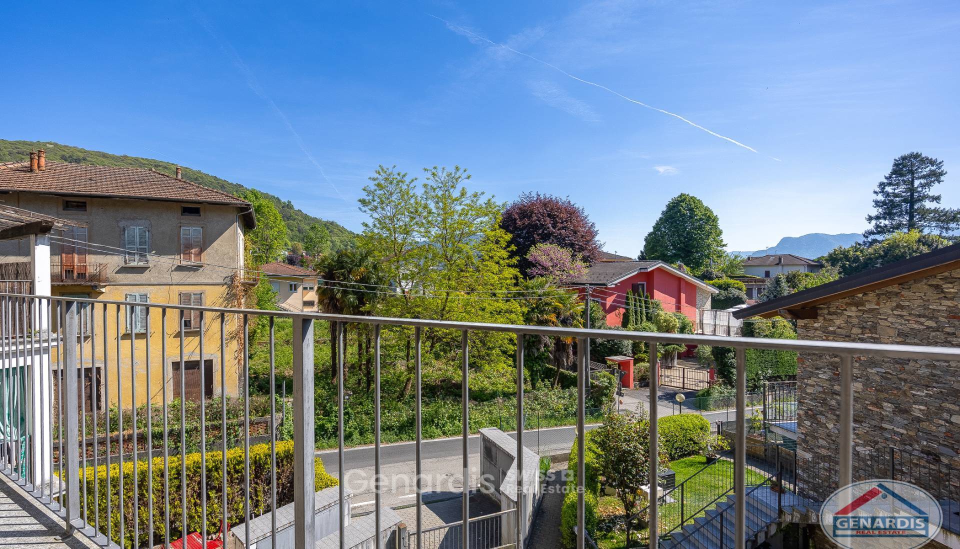 Balkonblick auf Wohngebiet und Berge