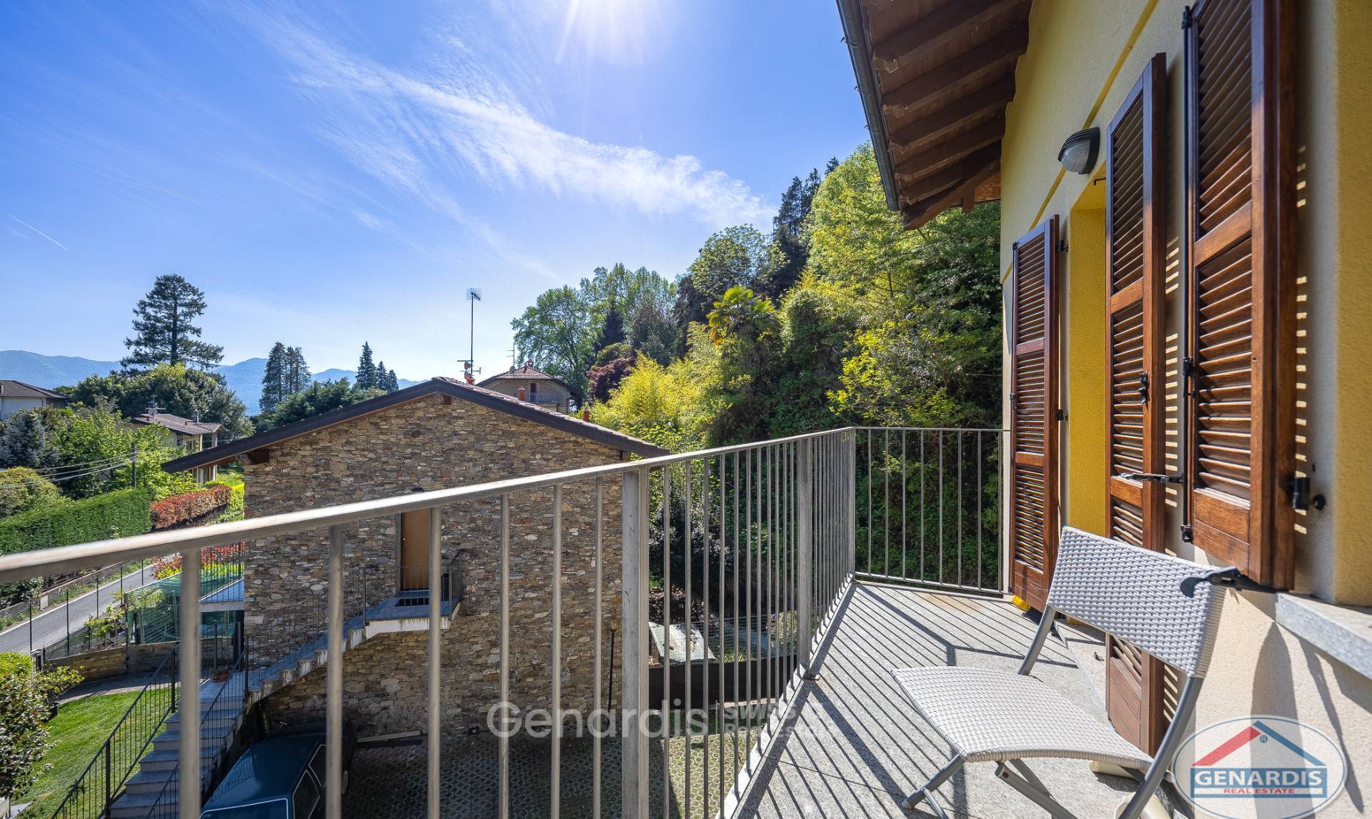 Balkon mit Berg- und Gartenblick