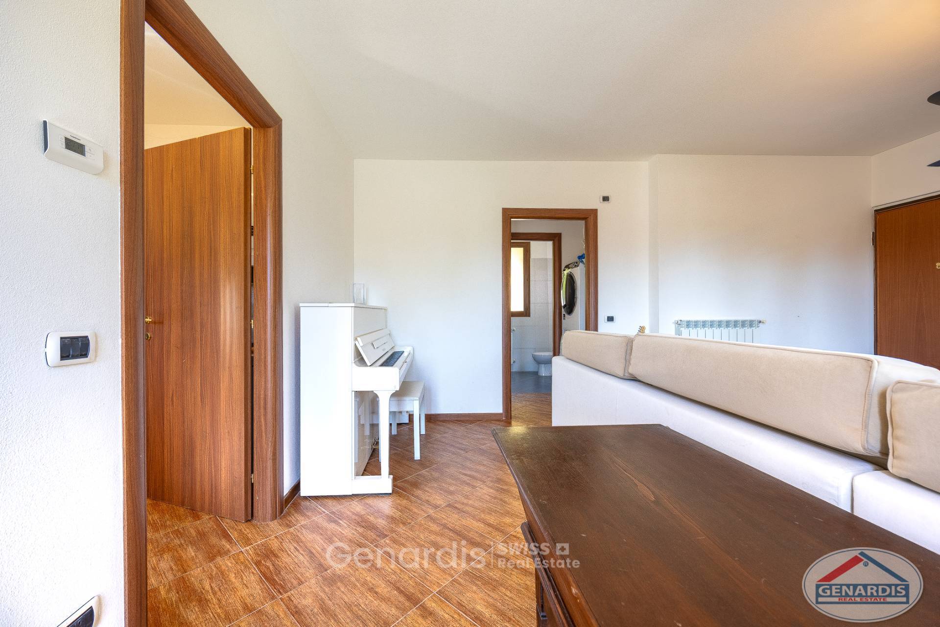 Wohnzimmer mit Piano und Sofa