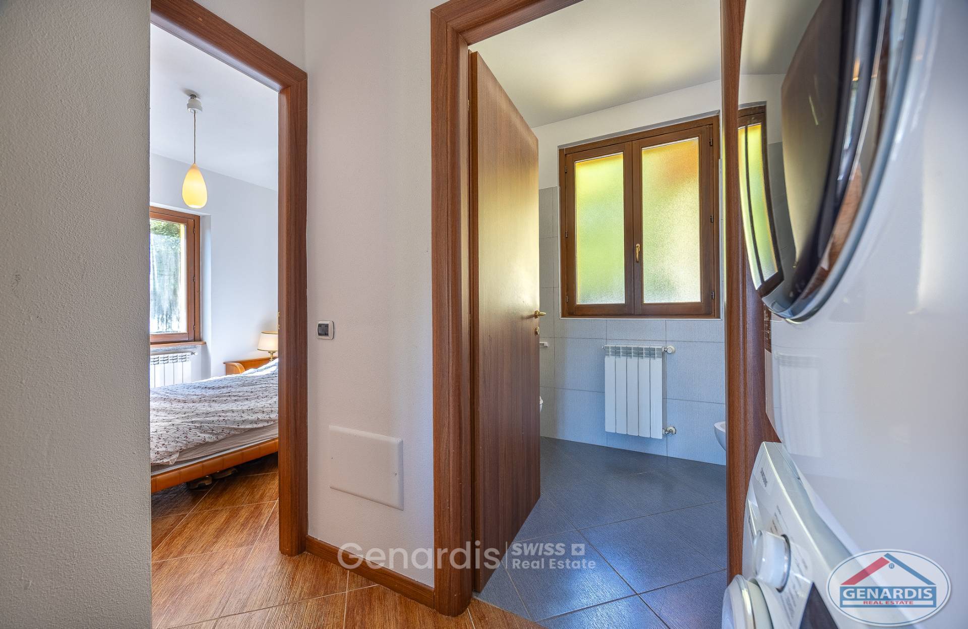 Flur mit Blick ins Schlafzimmer und Badezimmer