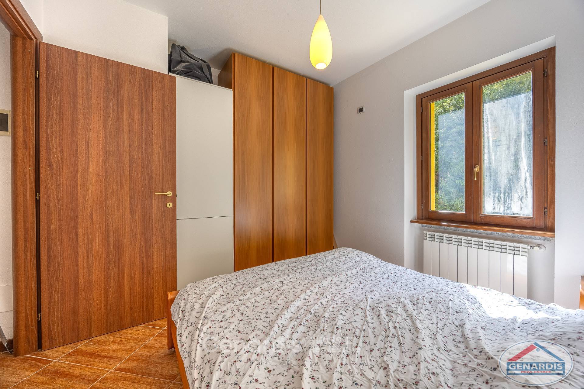 Schlafzimmer mit Holzschränken