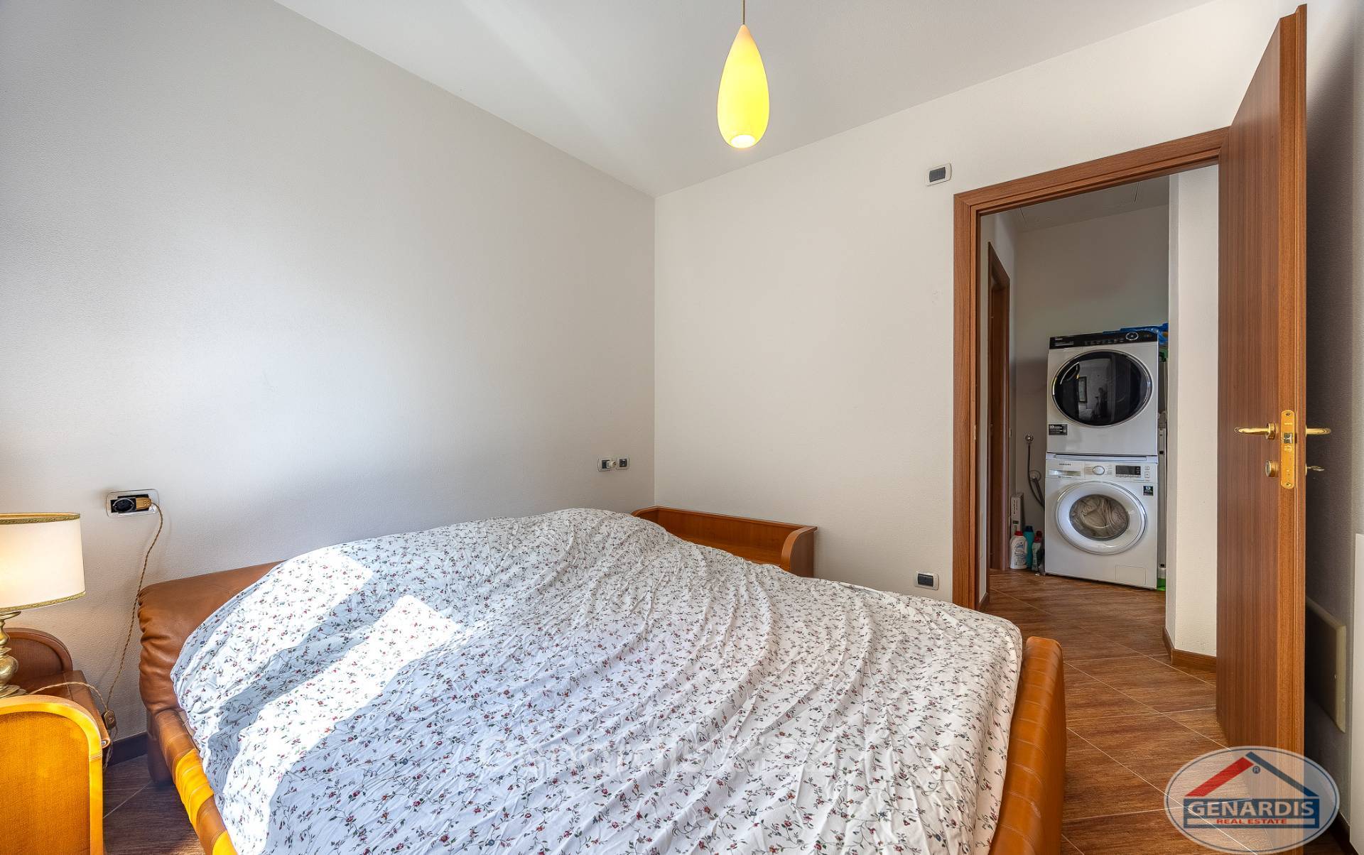 Schlafzimmer mit Blick in einen Hauswirtschaftsbereich