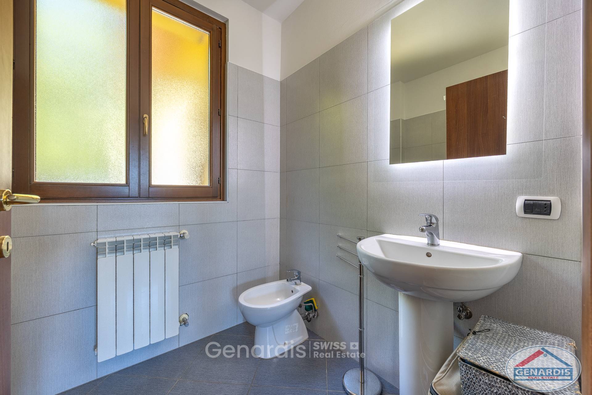 Helles Badezimmer mit Fenster, Waschbecken und Bidet