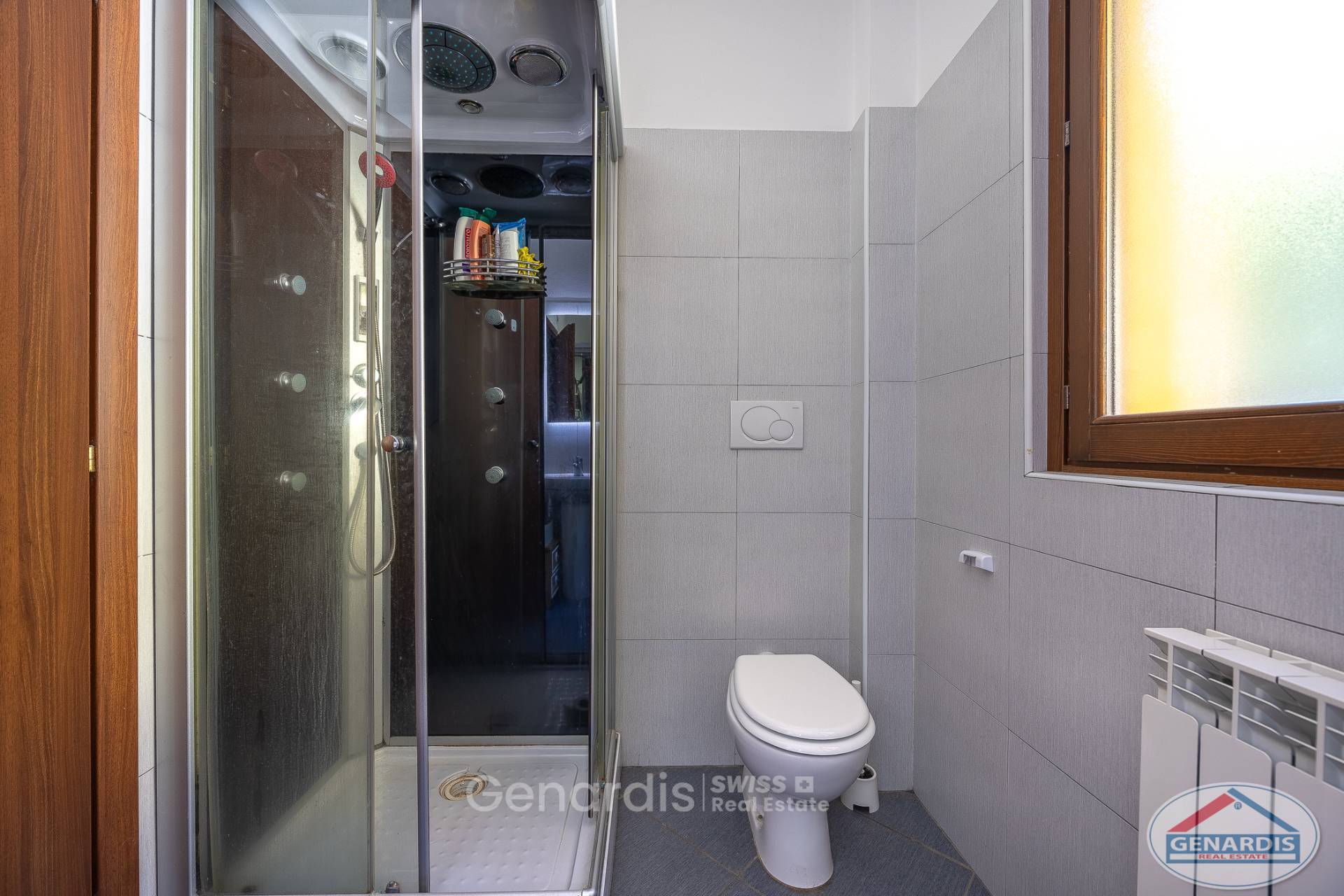 Modernes Badezimmer mit Dusche und WC