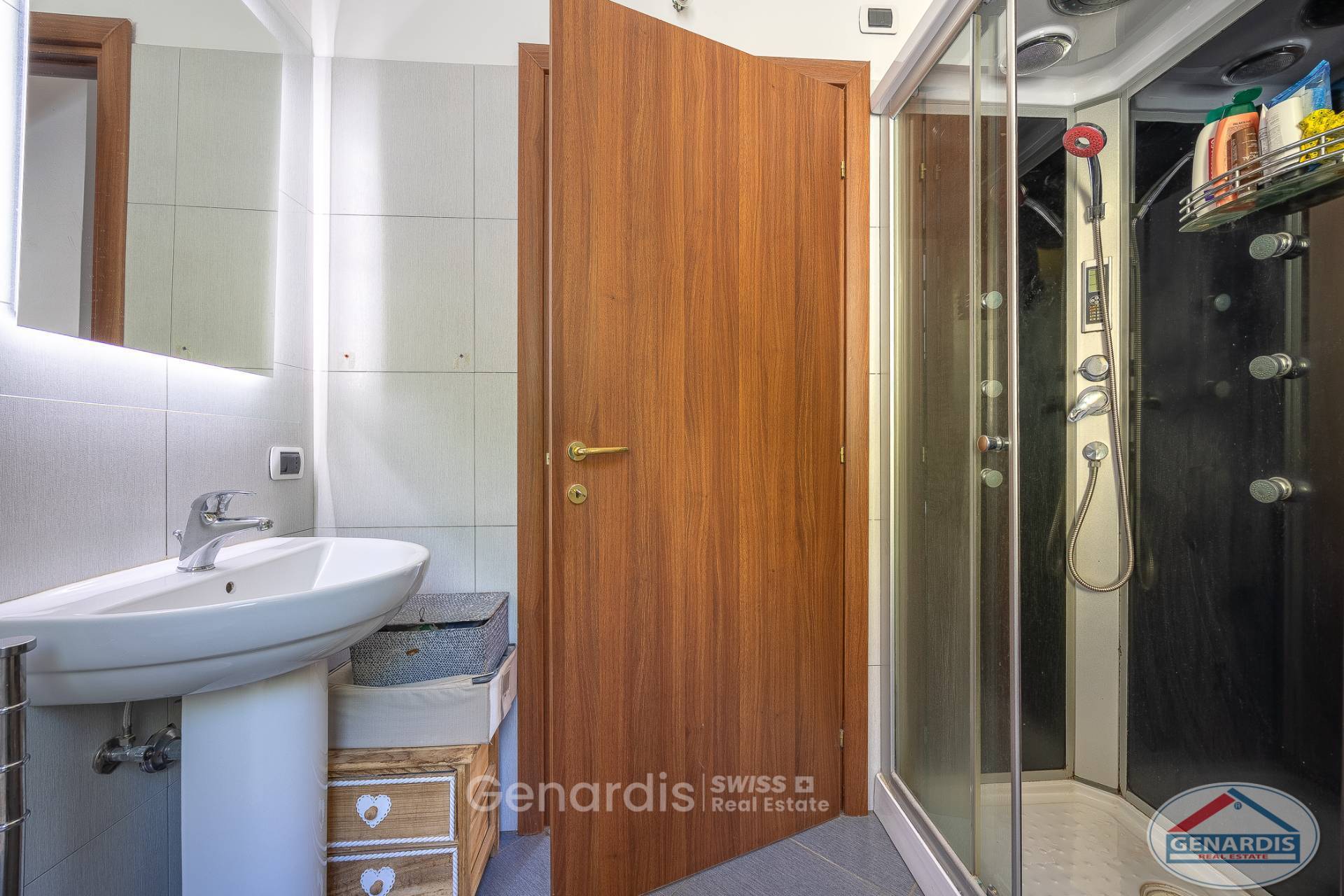 Modernes Badezimmer mit Dusche und Waschtisch