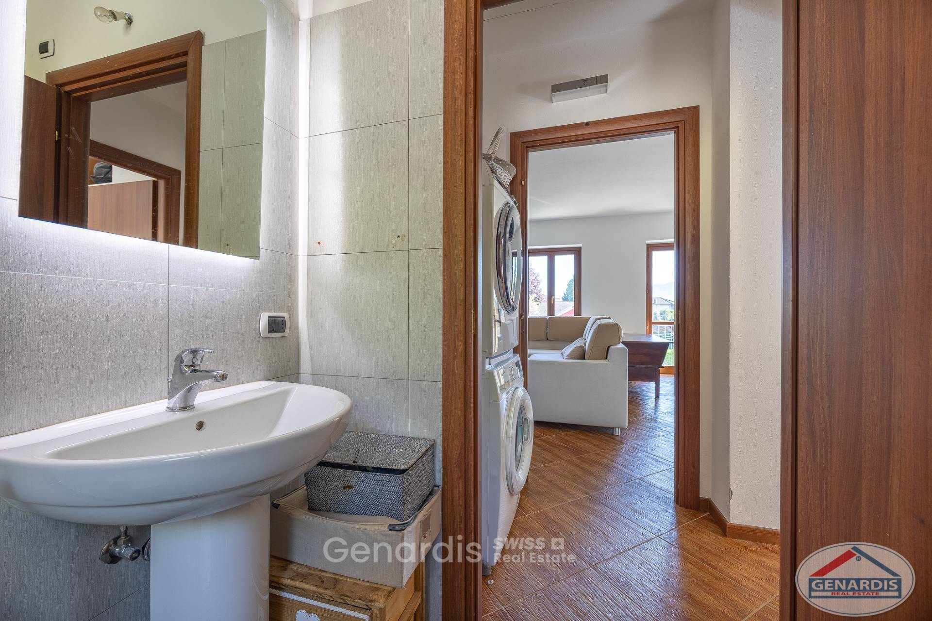 Badezimmer mit Blick in den Wohnbereich