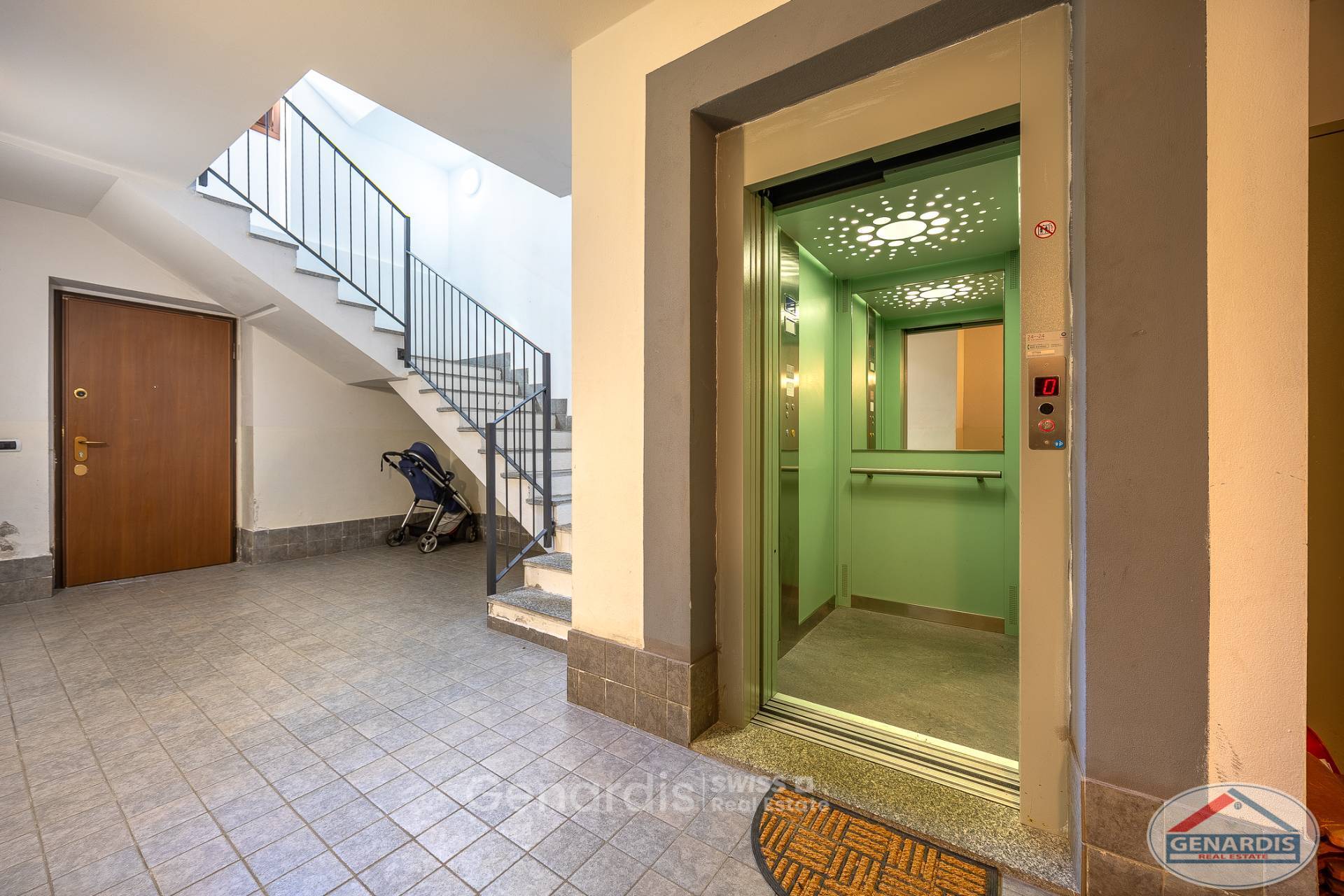 Hausflur mit Aufzug und Treppe