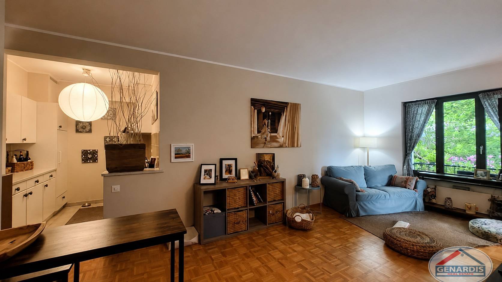 Helles Wohnzimmer mit angrenzender Küche