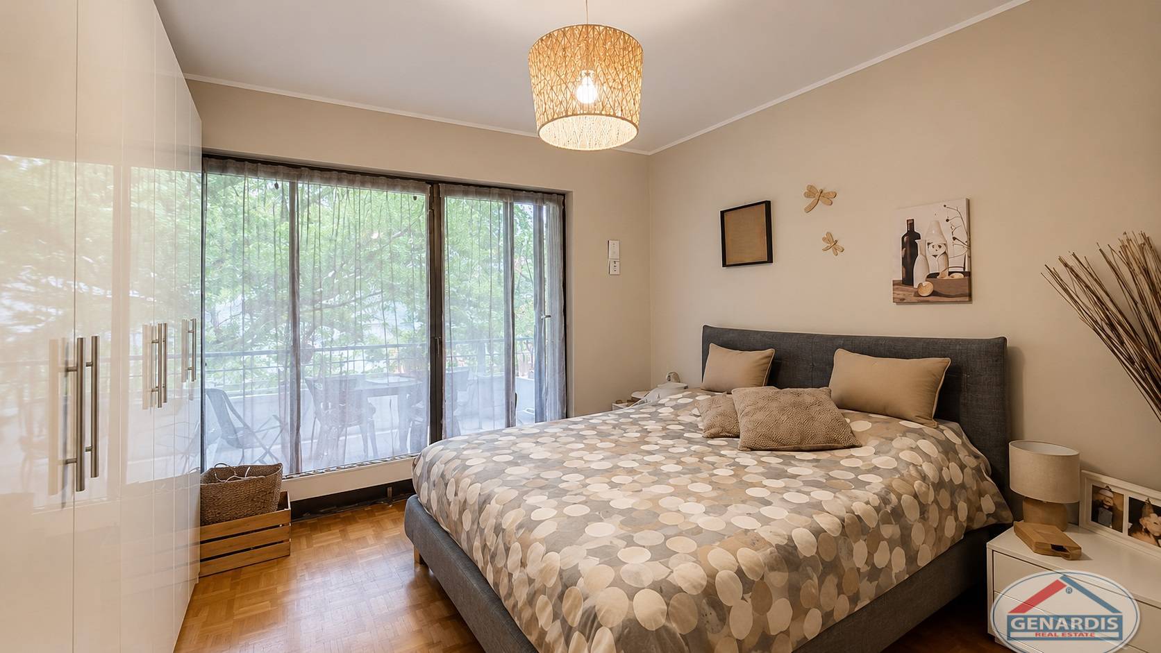 Helles Schlafzimmer mit Balkonblick