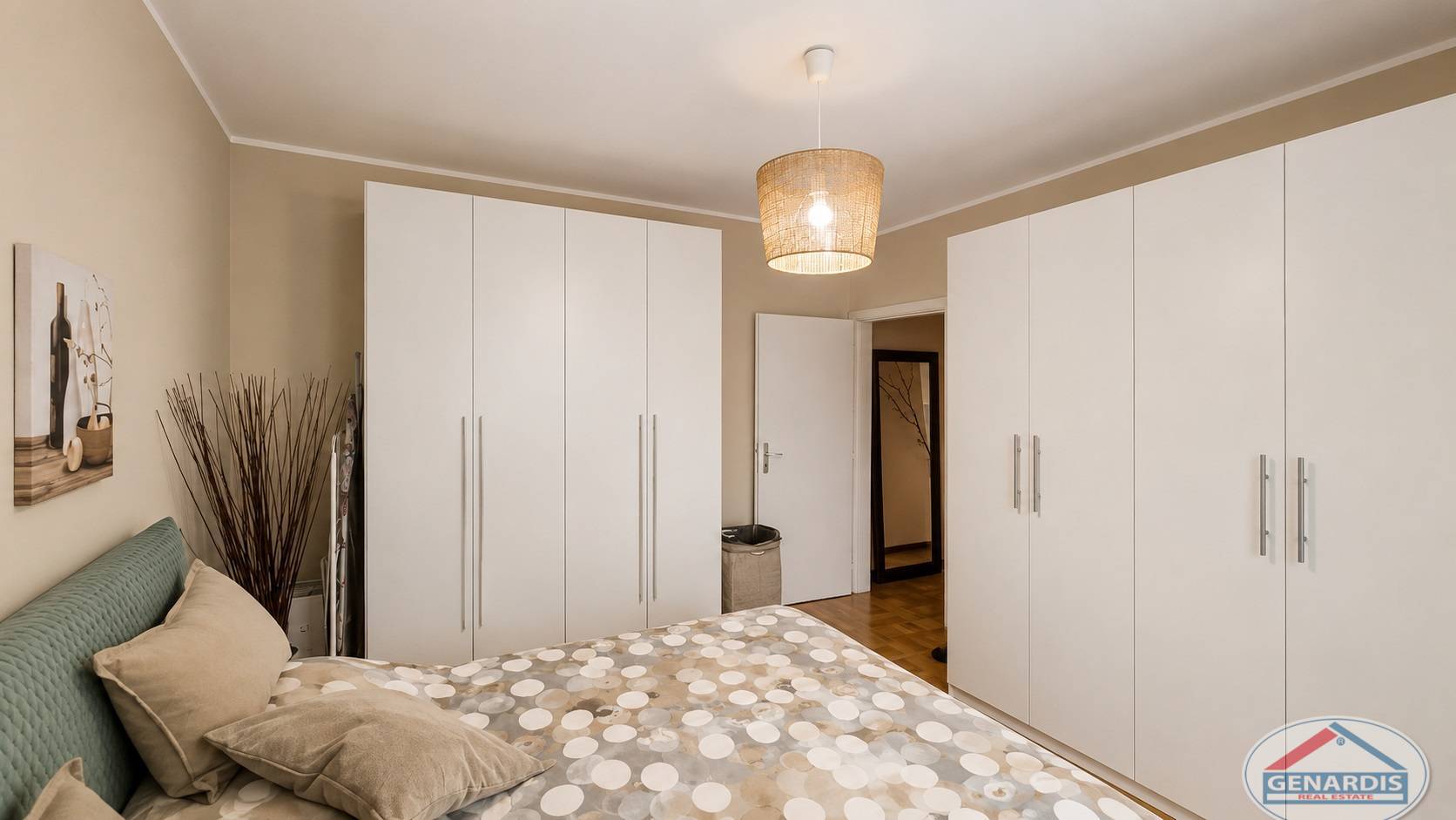 Schlafzimmer mit großen Kleiderschränken