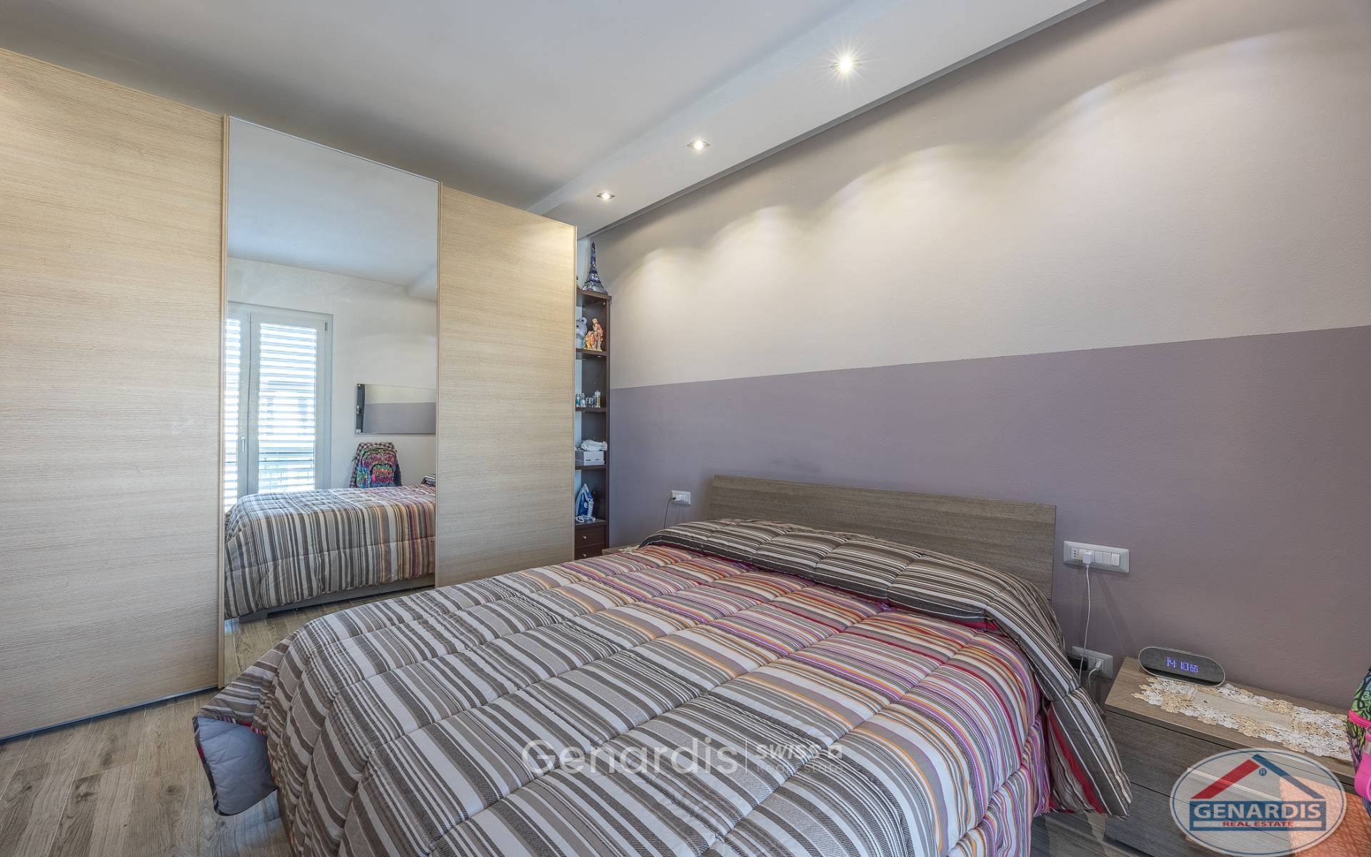 Modernes Schlafzimmer mit Einbauschrank