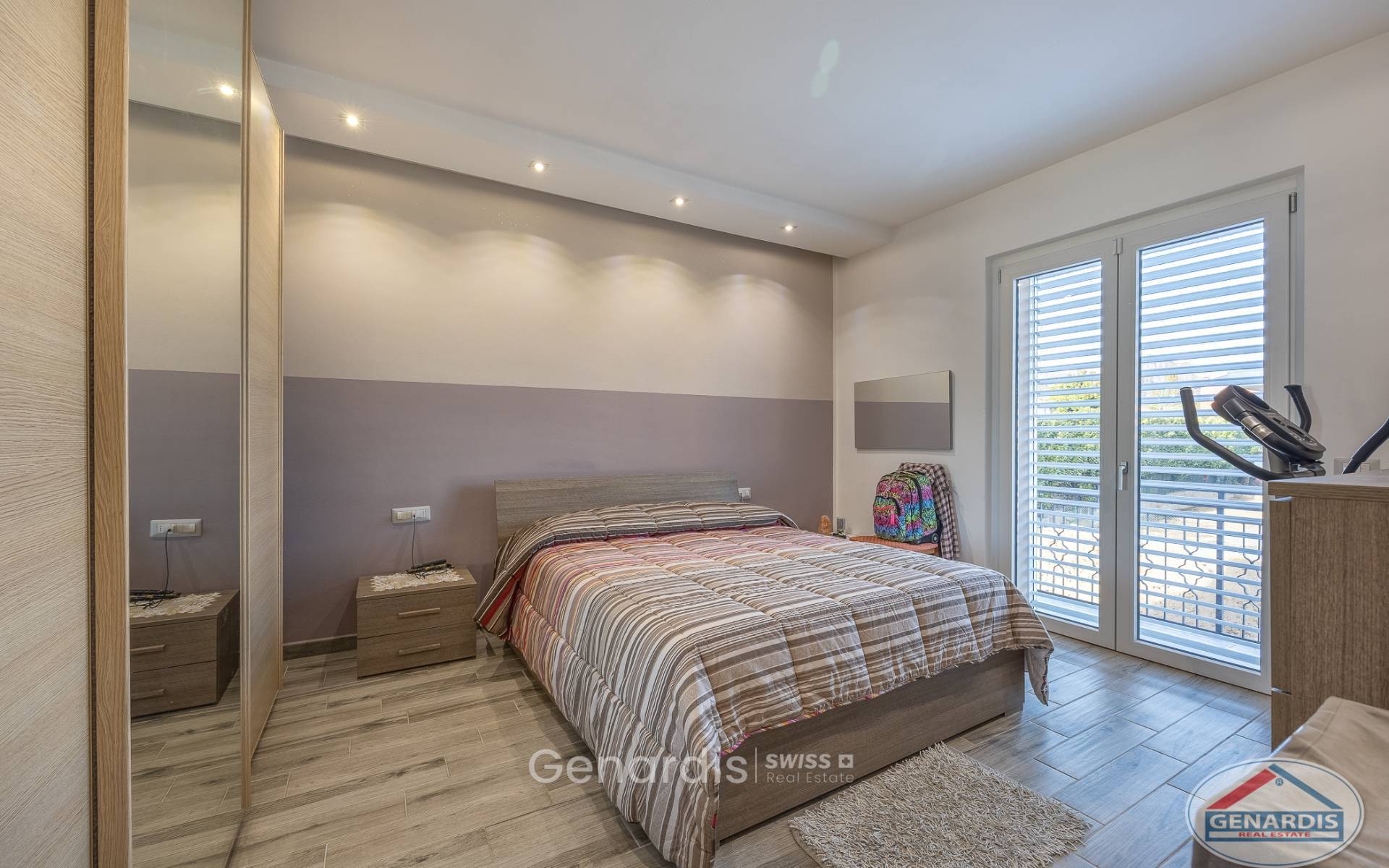 Modernes Schlafzimmer mit Balkonzugang