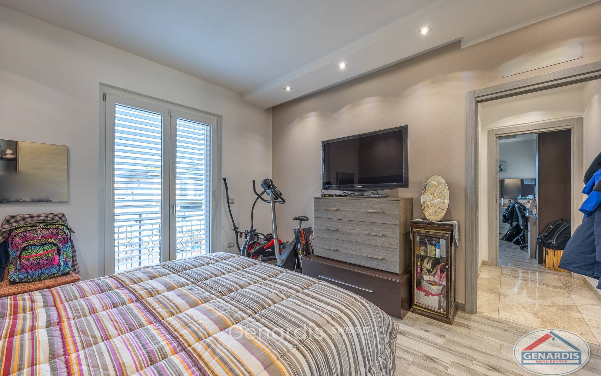 Schlafzimmer mit Stauräumen und Zugang zum Flur