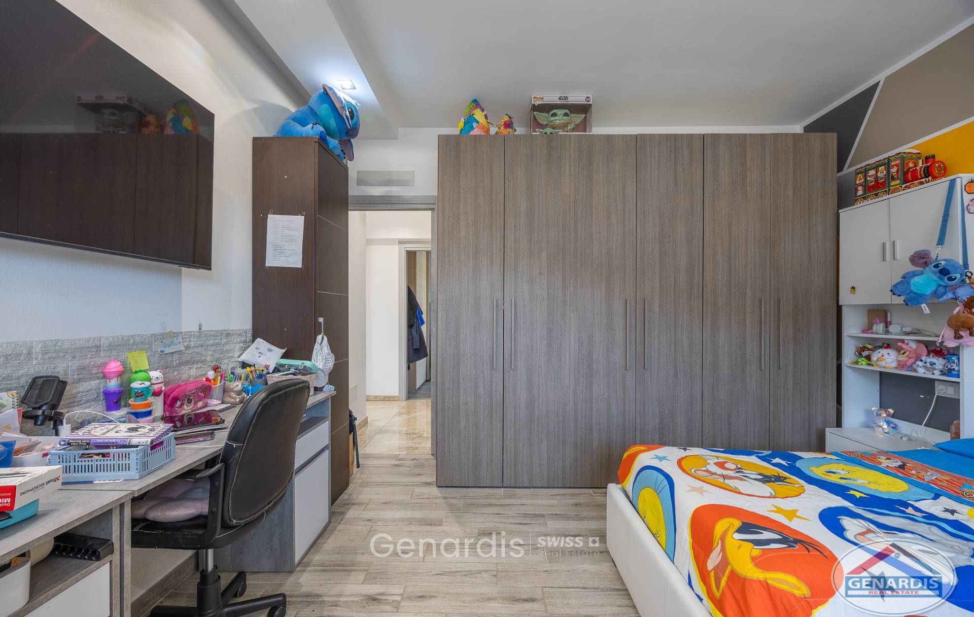 Jugendzimmer mit Schreibtisch und großem Kleiderschrank