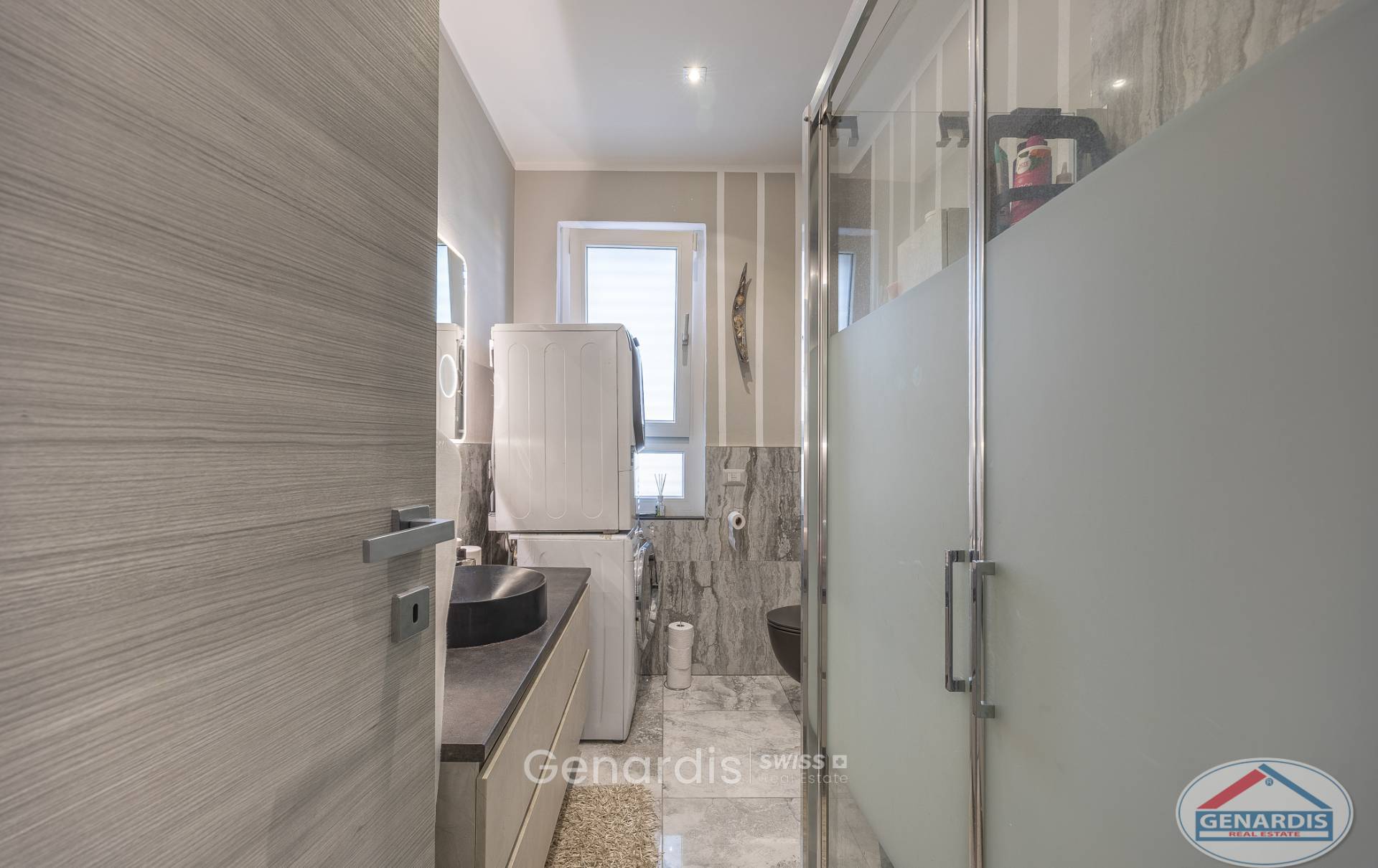 Modernes Bad mit Dusche und Waschtisch